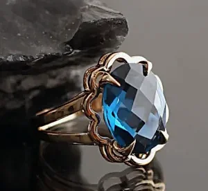 Semih Saraçoğlu'nun tasarladığı kaya üzerine oval mavi topaz yüzük.